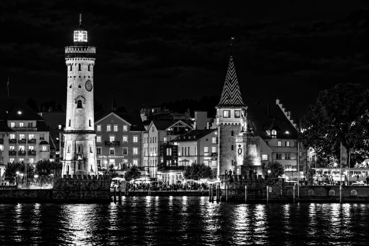 Lindaus Uferpromenade und Mangturm bei Nacht
