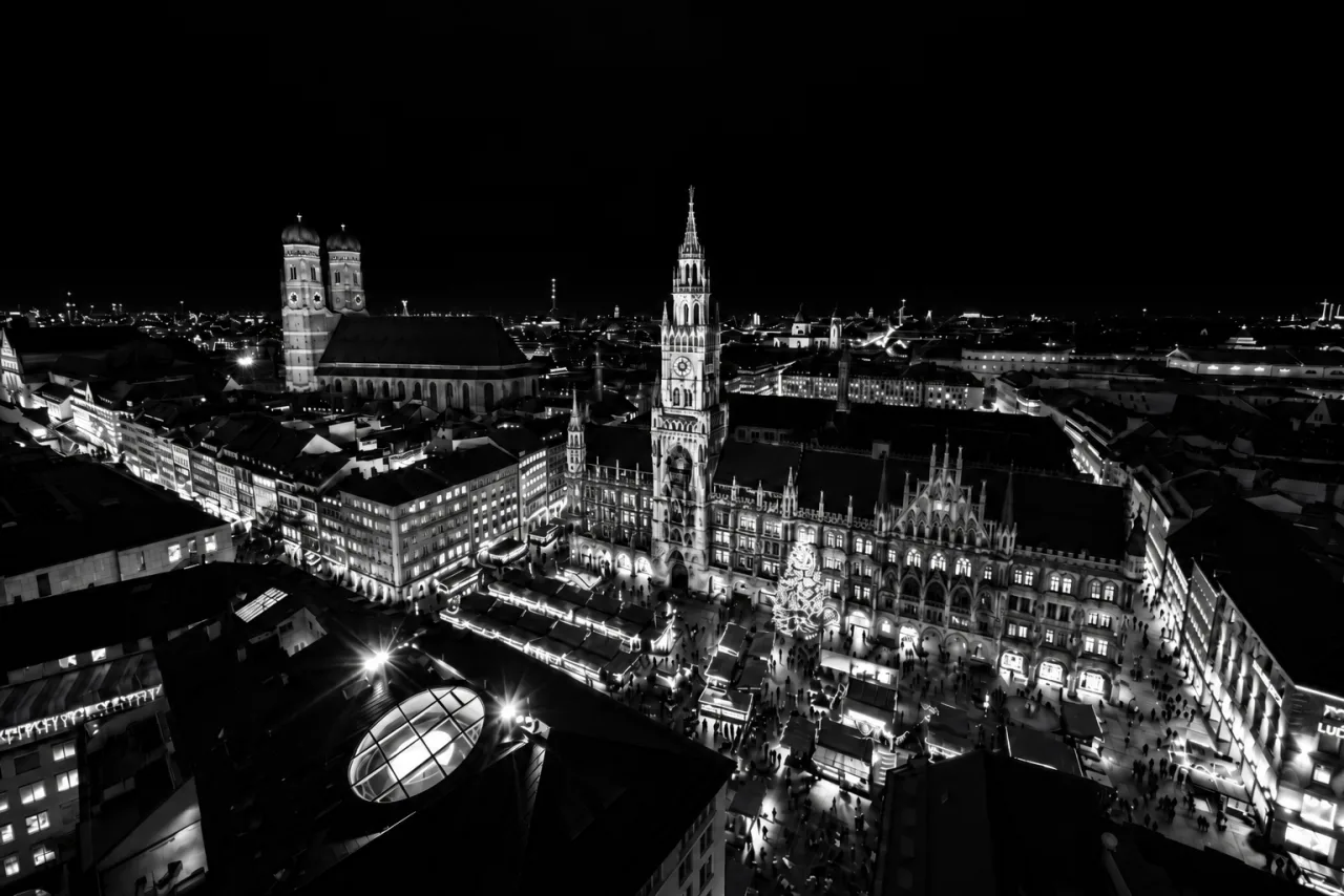 Die beleuchtete Münchner Innenstadt bei Nacht